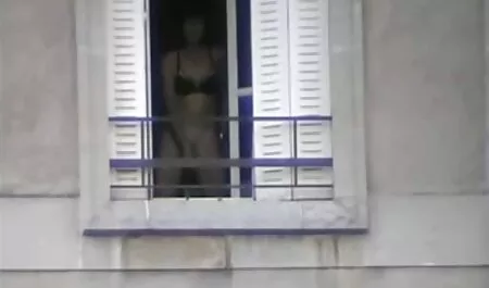 Jovem preto bend em frente de cada de outros e apaixonado bichano lambida vídeos pornô adultos
