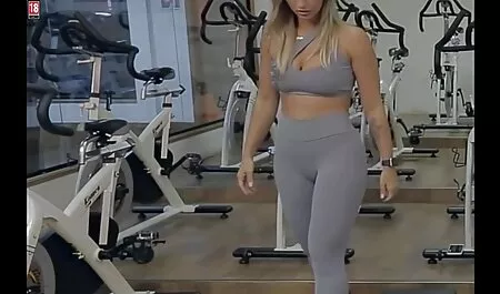 Jovem latina modelo pornô chupa falo site de videos adultos depois que ela puxa