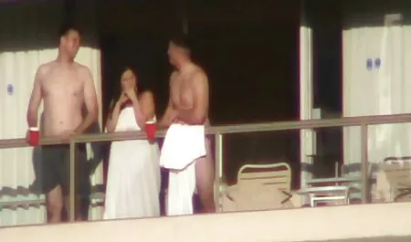 O cara videos adultos sexo oral pulou em uma jovem e encantos de sua irmã na Bunda
