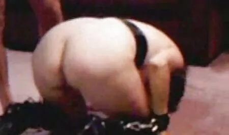 Duas cadelas jovens depravadas filmaram sua video de sexo entre adultos foda gananciosa com um homem negro na câmera