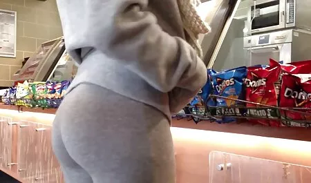 Jovem puta menina francesa empurrando um tubo playboy videos adultos de massa em seu molhado l. no banheiro