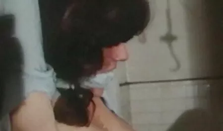 Modelo pornô leia suas notas sobre sexo com ela video x adulto