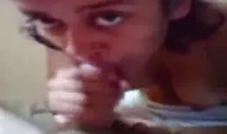 Peituda madura latina vai em vídeo de pornô de adulto um jovem amigo e irmã com ela no sofá
