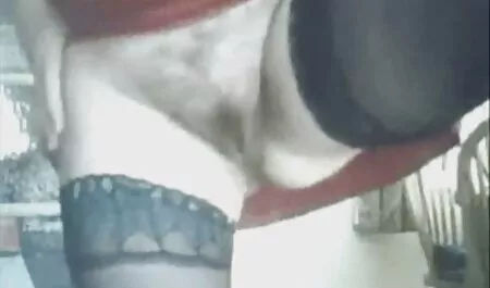 Duas meninas chupando vídeos para adultos grátis o pau do homem negro para a música Selvagem
