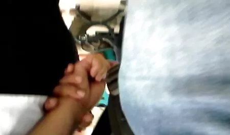 Uma jovem se alegra com a aparência de seu filho e espalha seus pés para fazer sexo com ele filmes e videos adultos
