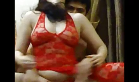 Sexy Mulher Madura descaradamente seduz jovem video adulto anal filho para o sexo