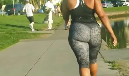 Menina quente Nika é sua bunda em um video online adulto pau preto enorme