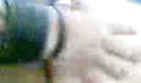 Uma linda garota com um l rosa macio vídeo de pornô de adulto e apertado.