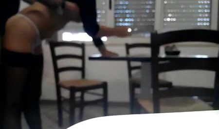 Homem Torneiras é um grande Boquete videos adultos pt de uma menina bonita, madura, loira