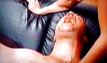 Uma mulher madura dando um cara jovem uma videos adultos free bebida e sugerindo um amor apaixonado transando com ela