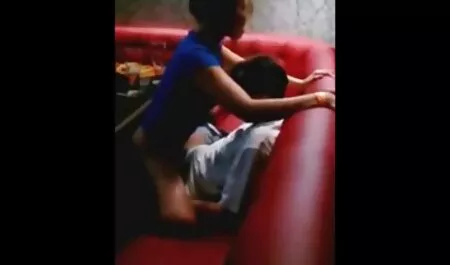 Maduro Ruiva esposa permite que seu amante videos de pornografia adulto foda brutal no sofá