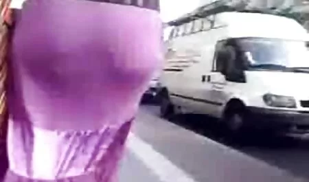 Jovem mestre de Madeira De Ébano xvideo para adultos botas de couro vermelho senta em seu rosto