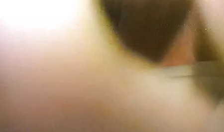 Uma jovem e sexy puta fodeu a bunda com os dedos e se ofereceu para inserir um pênis nele video adulto porno