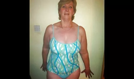 Mulher Madura cums chupando o video adulto anal pau do marido no sexo em casa com ele