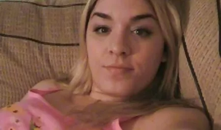 Sexy Mulher madura permite que seu jovem amante foda ela ver videos de sexo adulto na cama