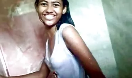 Uma mulher madura com uma buceta peluda video adulto amador ensina uma jovem a foder por todas as regras