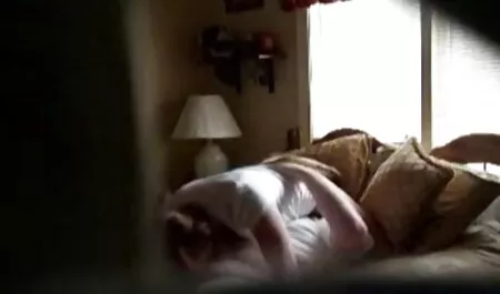 Uma jovem peituda avidamente irmã de sua buceta com videos adultos de brasileiras um vibrador