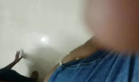 Maravilhoso orgasmo de uma jovem vídeo para adulto puta em Óculos de dois vibrador em sua buceta