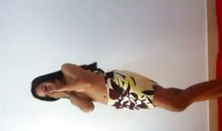 Ele silenciosamente seguiu sites de vídeos adultos o grupo de jovem namorada com outro cara