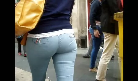 Jovens lésbicas viciadas em lamber buceta no vidio sexo adulto sofá
