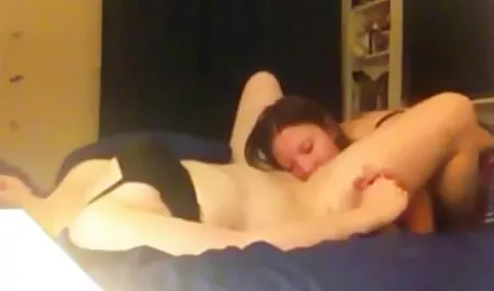Uma jovem morena nua na cozinha e feliz mijando videos adultos download em fraldas
