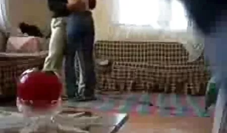 Uma jovem, loira, condescende com videos adultos de sexo um cara e encontra-se caindo sobre a cama dele por causa de uma grande morte