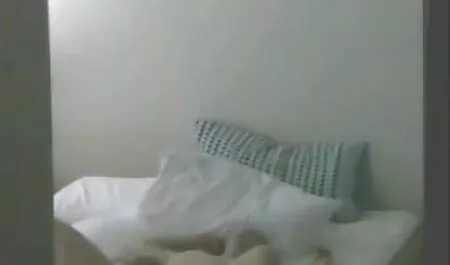 A noiva adultos 3 videos é permitida de forma aproximada, em um círculo, ao ar livre