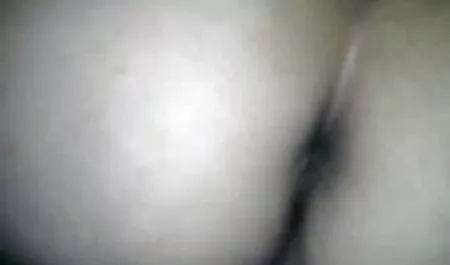 Jovem ver video porno adulto modelo pornô esfregando sua buceta com um vibrador e um forte Gozadas, Mijando