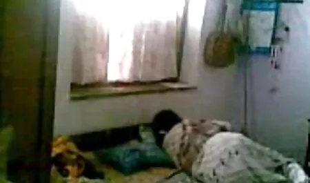 Dois jovens rapazes brancos tentando agradar um videos de playboy para adultos grande galo negro