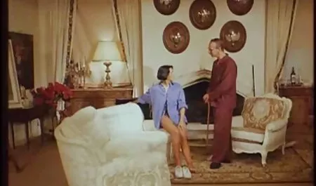 Mulher filme caseiro adulto negra distrair homem negro laptop com terno seu