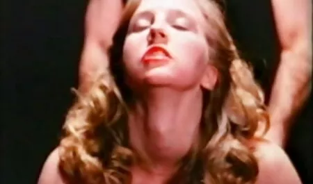 Uma mulher madura videos adultos free mostra a foda de uma jovem com um cara e dá conselhos pornográficos