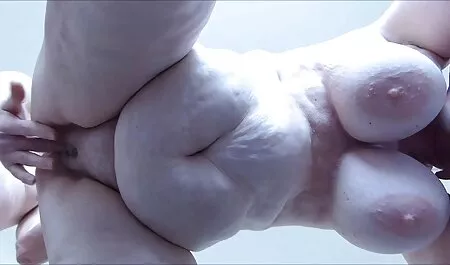 As meninas gostam de apertar e acariciar seus peitos cheios video sexo adulto na cam