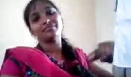 O pau do marido é sugado vídeo para adulto por uma mulher madura pouco antes do café da manhã