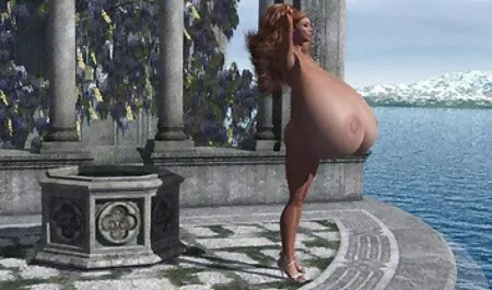 Um cara fazendo o seu caminho vídeos porno adultos através da porta da frente