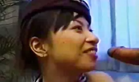 Mulher negra tem tatuagem torcida um chique no videos adulto brasileiro nariz da frente de um homem negro como um monstro