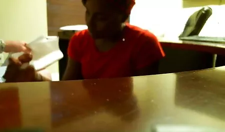 Mulher chupando paus grandes, de pé videos adultos de coroas de perto na câmera do filme