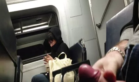 Jovem menina vestindo lingerie e meias e convertido videos adultos whatsapp em uma cadela para anal porra