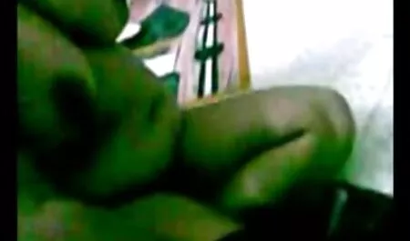 Peituda maduro pornô video online adulto estrelas em um terno tesão seduz um homem para o sexo