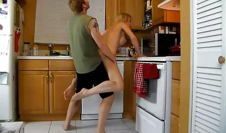 Uma jovem esperando videos adultos pt o cara sair do chuveiro e querendo transar com ele