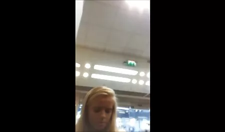 Jovem modelo pornô subir na mesa e se masturbar lá no videos adultos brasileiros nude