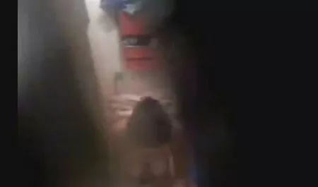 Jovem modelo vídeo para adulto pornô Se masturbando um pau e adorou
