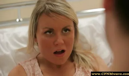 Teen Morena brinca videospornoadulto com chantilly em seu corpo