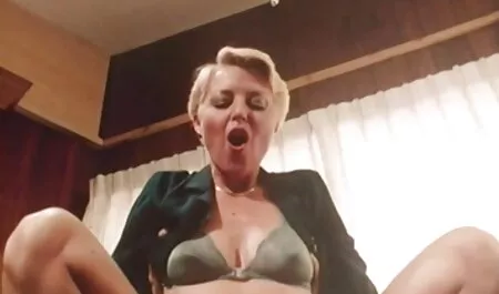 Uma jovem loira em fishnet encanta uma pessoa no escritório e videos adultos download abertamente com ele