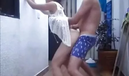 A jovem garota pono de adultos pegar no legal sexo