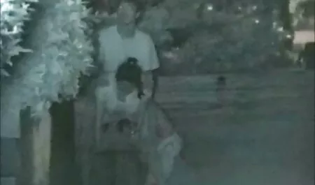 Uma jovem loira deitada no chão e se masturba com um vídeos amadores adultos vibrador