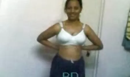 Loira peituda chupa o pau e sopra fumaça enquanto vídeo de pornô de adulto fuma um cigarro