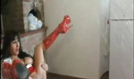 Mulher negra madura vídeos amadores adultos de pé no banheiro e olhando no espelho com câncer
