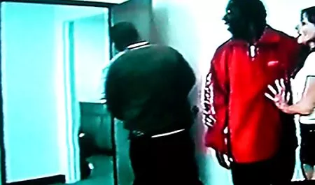 O cara do pênis enche seu rosto e peitos de uma jovem puta com video de sexo entre adultos porra depois de chupar