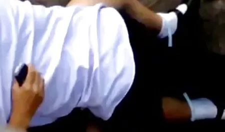 Grupo de estudantes fodendo em um grande videos adultos net jacuzzi