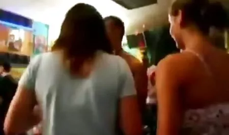 Muito curvilínea lésbica mulher softcore bichano lambida video de sexo entre adultos